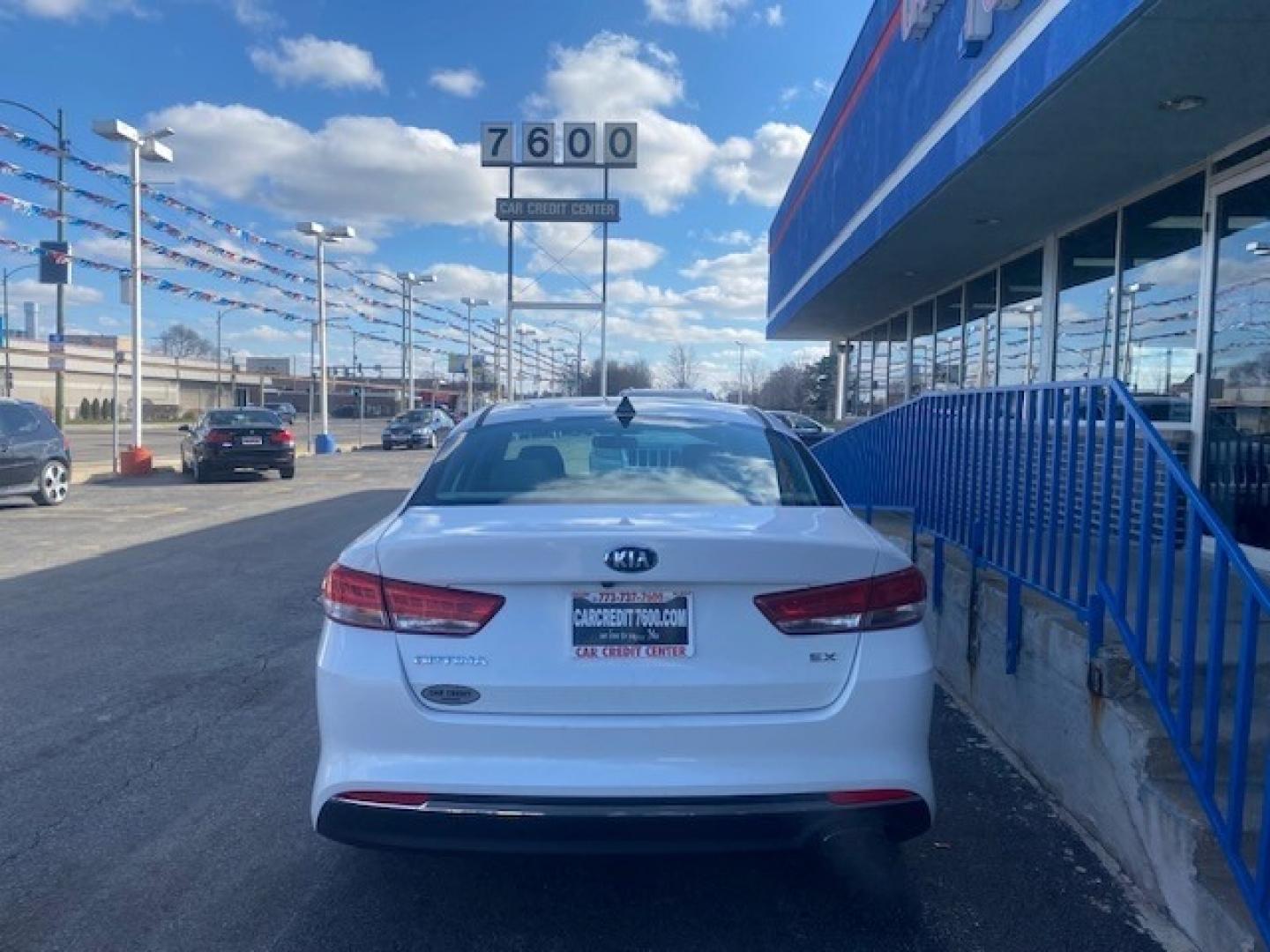 2016 WHITE Kia Optima EX (5XXGU4L33GG) with an 2.4L L4 DOHC 16V engine, 6A transmission, located at 7600 S Western Ave., Chicago, IL, 60620, (773) 918-3980, 0.000000, 0.000000 - Photo#3